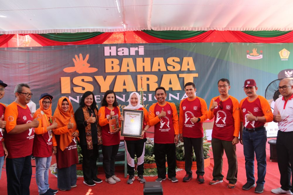 Pemecahan Rekor Muri Senam Alfabet diterima Bupati Bojonegoro Anna Mu'awannah