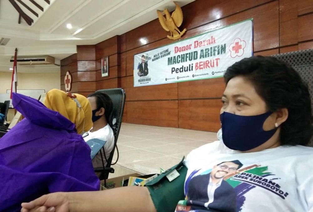 Para Relawan Machfud Arifin saat melakukan donor darah di PMI Surabaya