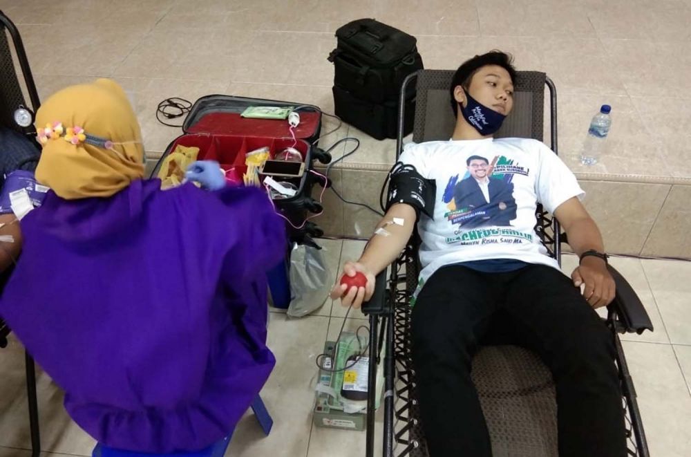 Para Relawan Machfud Arifin saat melakukan donor darah di PMI Surabaya