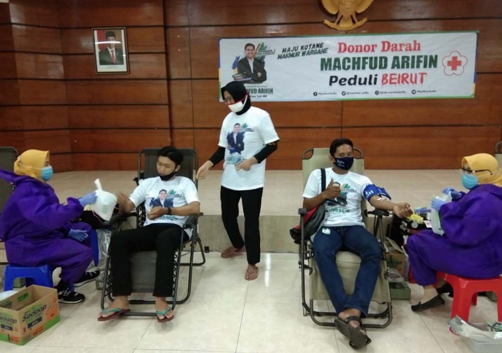 Para Relawan Machfud Arifin saat melakukan donor darah di PMI Surabaya