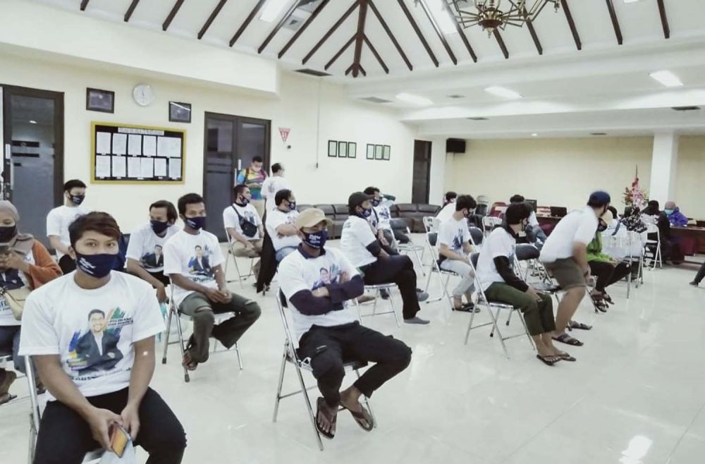 Para Relawan Machfud Arifin saat melakukan donor darah di PMI Surabaya