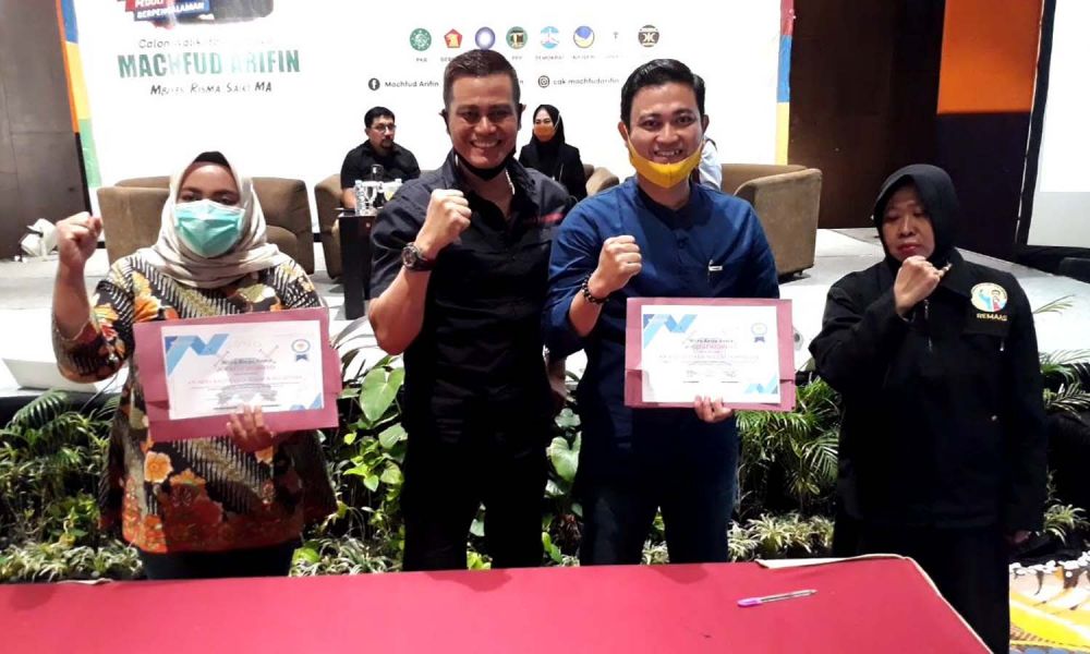 Penasehat Remaas, dr David (dua dari kiri) usai penandatanganan pakta integritas dukungan terhadap Cawali Surabaya Machfud Arifin