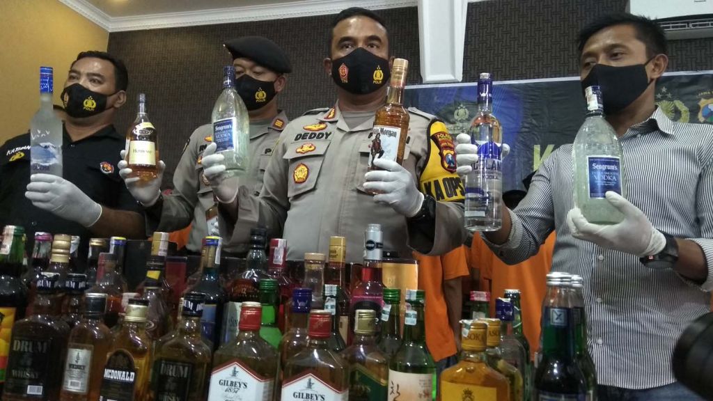 Kapolres Mojokerto Kota, AKBP Deddy Supriadi menunjukkan miras ilegal yang disita anggotanya