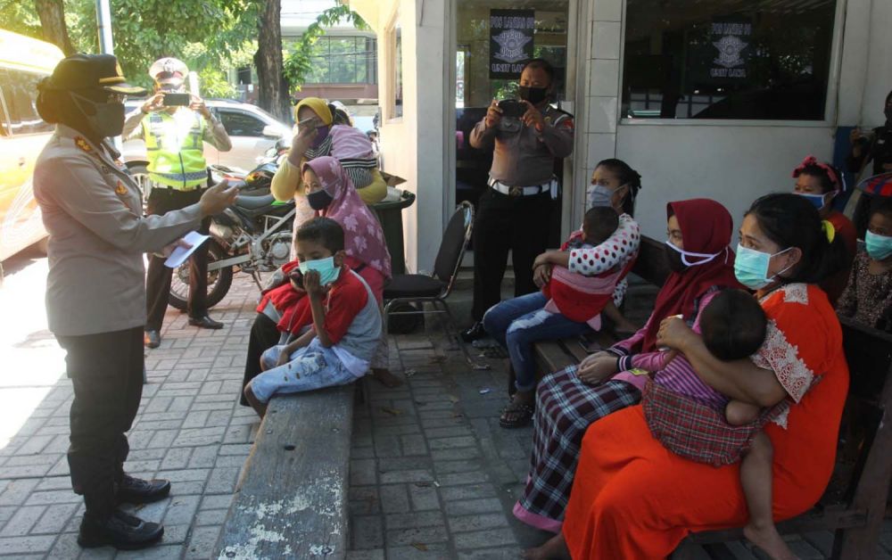 Kapolres Pelabuhan Tanjung Perak Surabaya AKBP Ganis Setyaningrum memberi imbauan dan pengarahan kepada para pemudik