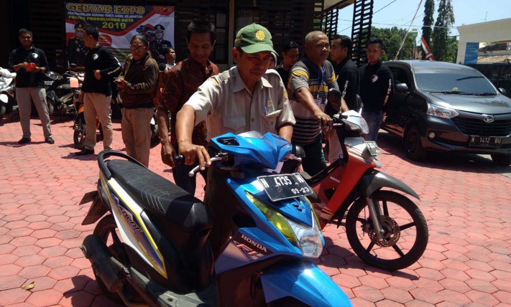 Para korban kejahatan membawa pulang motornya dari Mapolres Probolinggo Kota