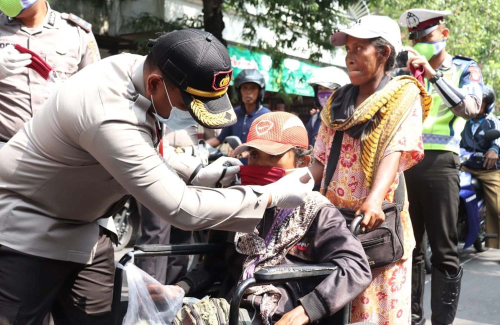 Kapolres Tulungagung AKBP Eva Guna Pandia memberikan masker gratis untuk salah satu warga