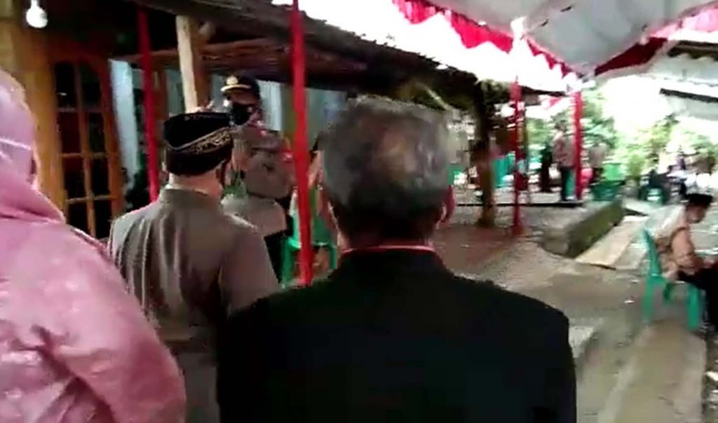 Polisi membubarkan acara resepsi pernikahan di Ngawi