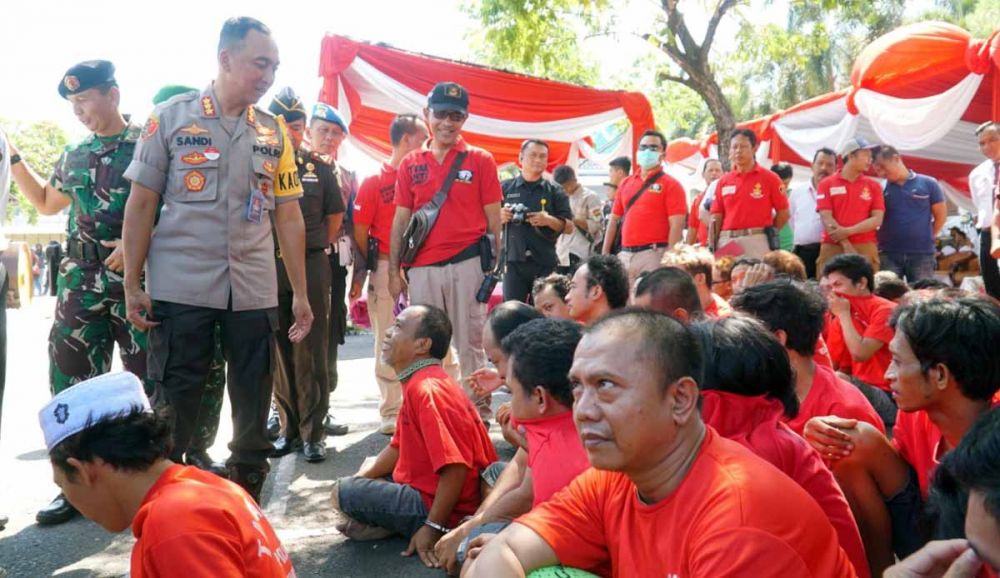 Kapolrestabes Surabaya Kombes Pol Sandi Nugroho berkomunikasi dengan salah satu tersangka