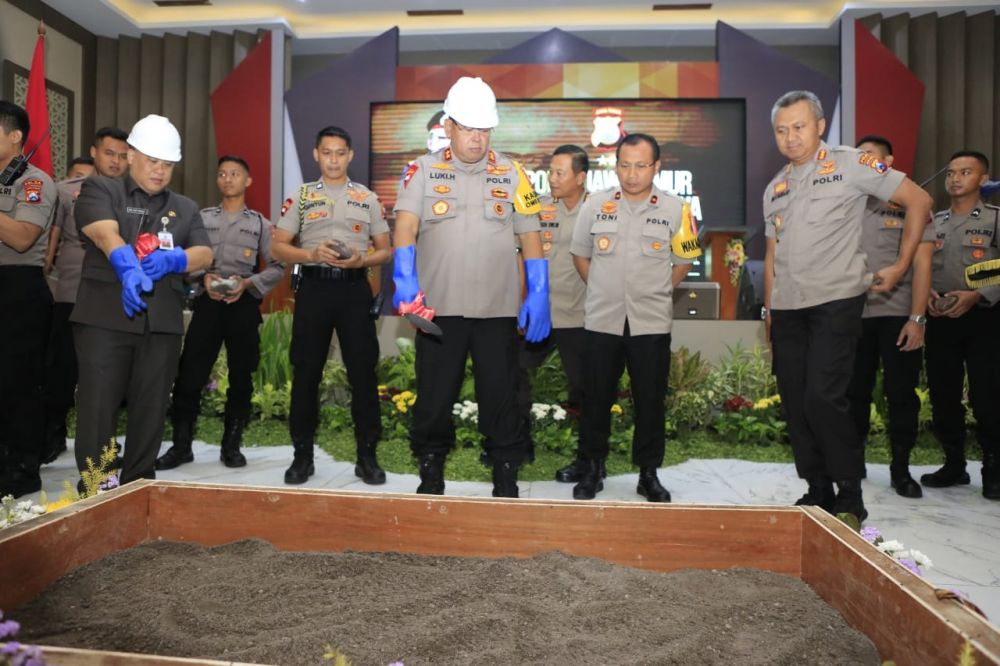 Peletakan batu pertama oleh Kapolda Jatim Irjen Pol Luki Hermawan