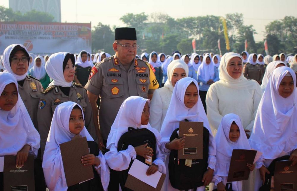 Doa bersama ribuan polwan juga dihadiri Kapolda Jatim Irjen Pol Luki Hermawan dan Gubernur Jatim Khofifah Indar Parawansa
