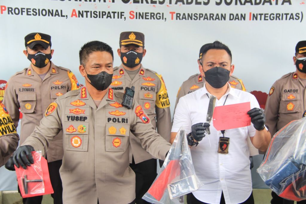 Kapolrestabes Surabaya Akhmad Yusep, saat rilis komplotan bandit jalanan. (Foto: Istimewa)