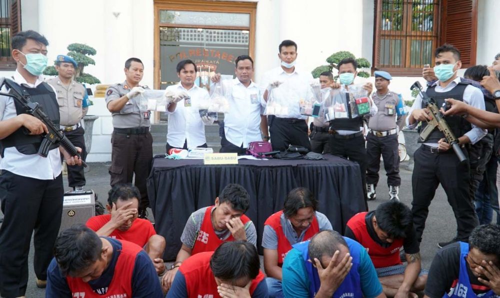 Delapan tersangka dalam sindikat narkoba Jakarta-Surabaya dibeber di Mapolrestabes Surabaya bersama barang bukti