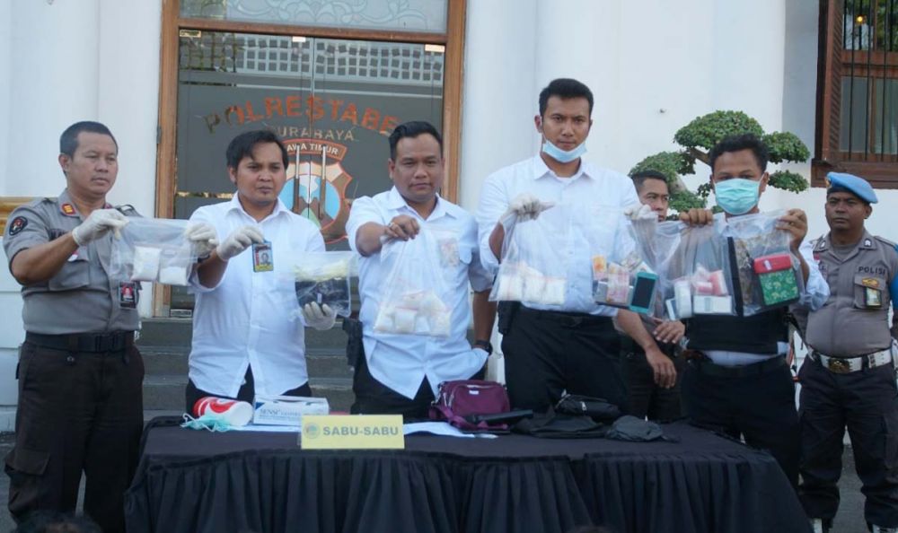 Barang bukti narkoba sindikat Jakarta-Surabaya dibeber di Mapolrestabes Surabaya