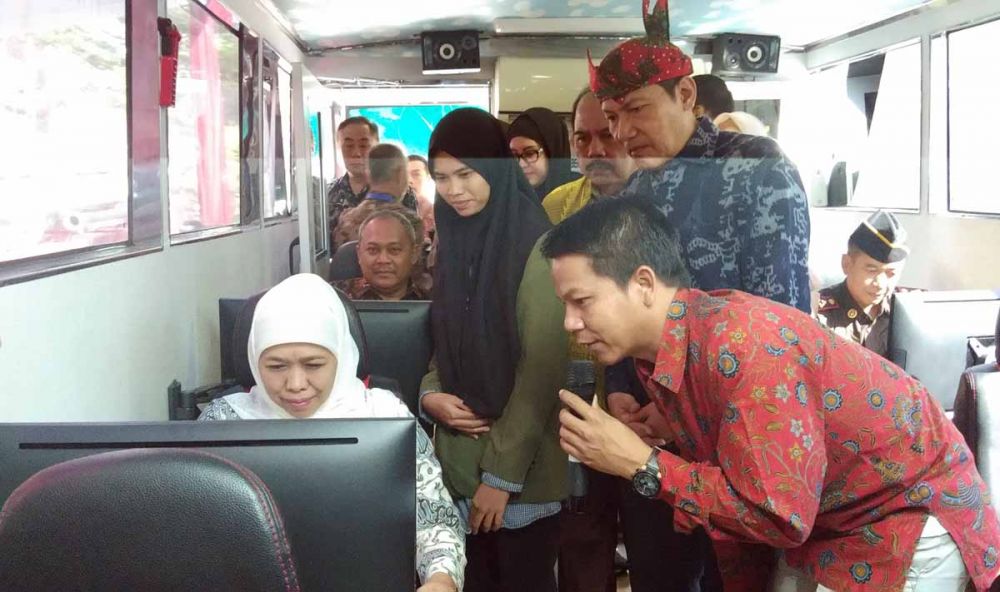 Gubernur Khofifah menyambut Bus KPK di Surabaya