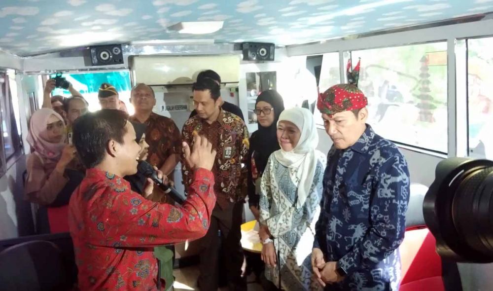Wakil Ketua KPK Saut Situmorang bersama Gubernur Khofifah dan para pejabat Pemkot Surabaya