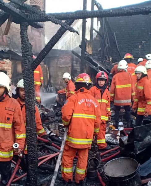 Kondisi rumah kos di Surabaya yang terbakar