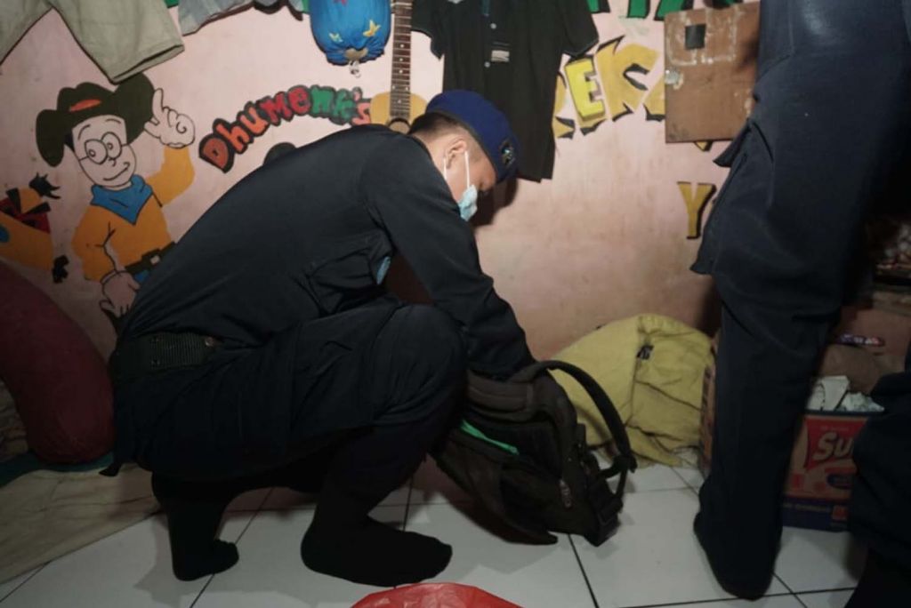 Petugas menggeledah salah satu blok hunian WBP di Rutan Medaeng
