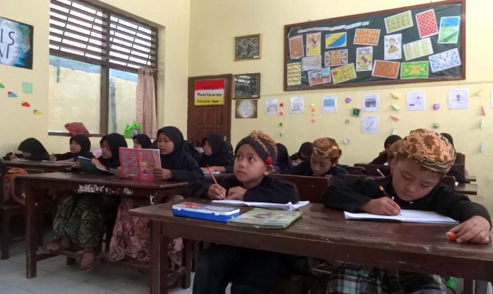 Para Siswa Madrasah Diniyah Zumrotus Salamah di Pondok Pesantren Tawangsari, Tulungagung menggunakan pakaian adat Jawa