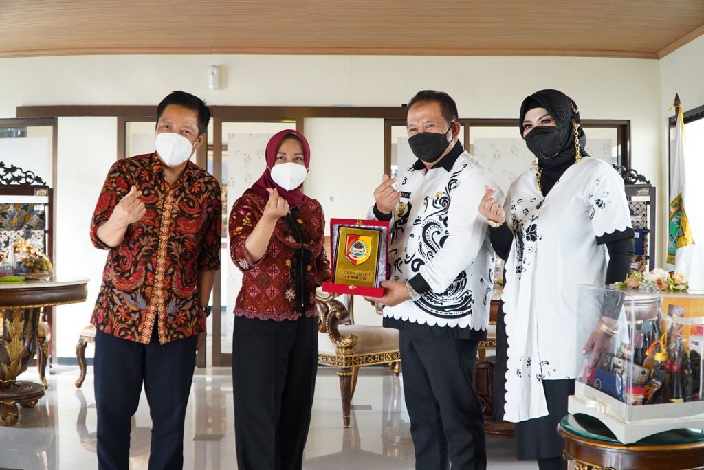 Wali Kota Mojokerto Ika Puspitasari dan suami saat menerima kunjungan Bupati Jember Hendy Siswanto beserta istri