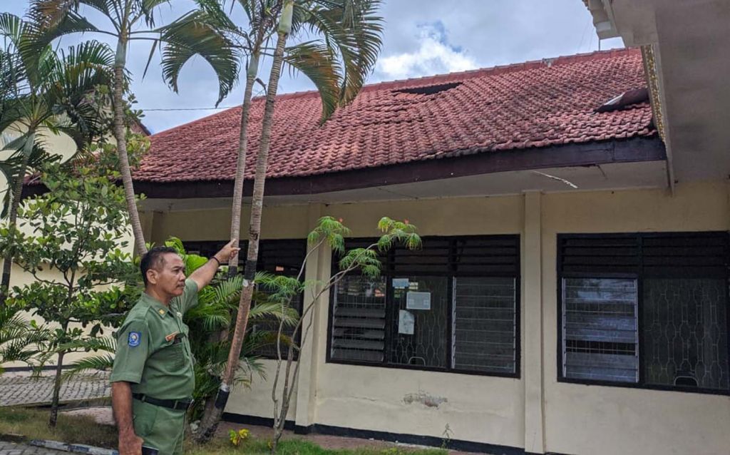 Salah satu atap gedung di SMPN 2 Sambit, Ponorogo yang rusak