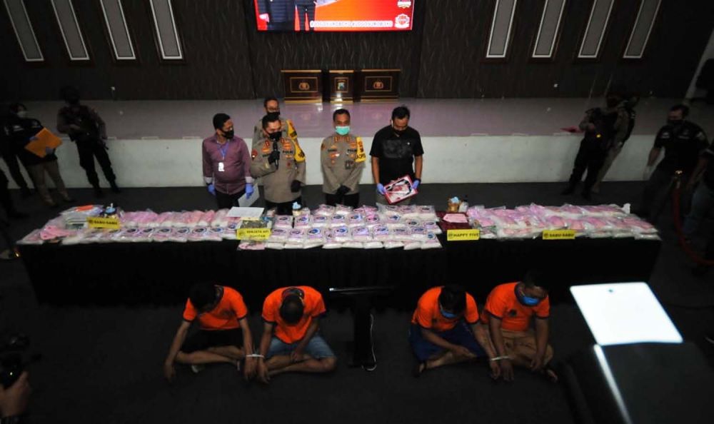 Pengedar sabu yang selama ini mendapat suplai dari Iwan, bandar yang ditembak mati bersama barang bukti dibeber di Mapolrestabes Surabaya