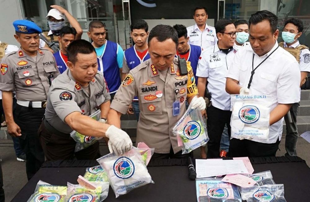 Kapolrestabes Surabaya Kombes Pol Sandi Nugroho dan Kasatresnarkoba Kompol Memo Ardian membeber barang bukti sabu 7,2 kg
