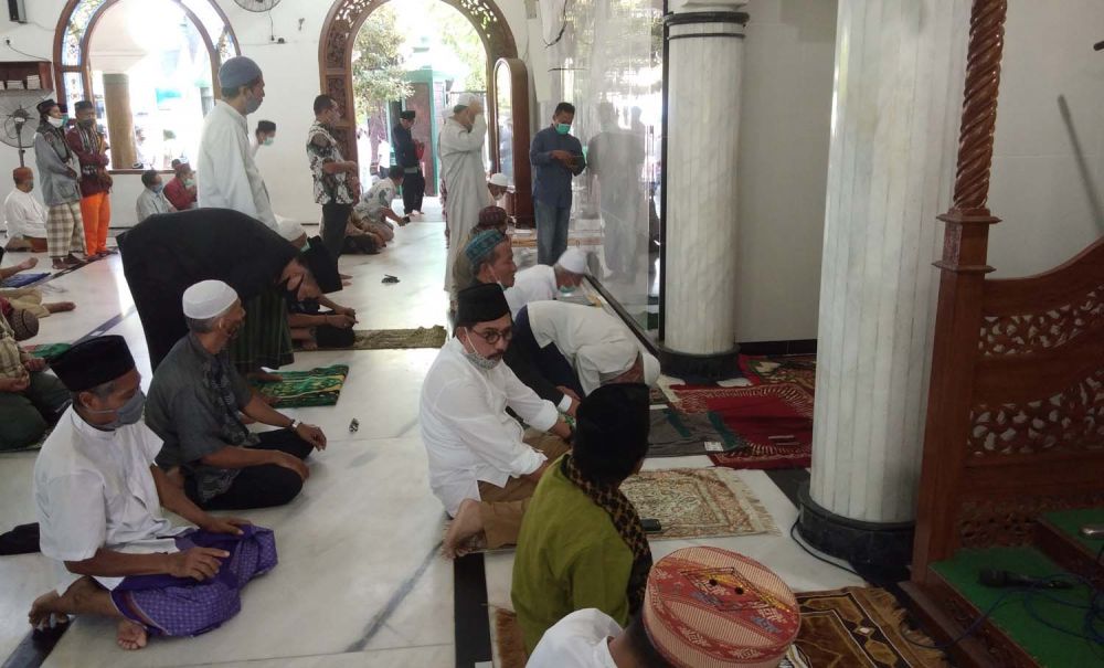 Calon Wali Kota Surabaya Irjen Pol (Purn) Machfud Arifin tampak mengikuti Salat Jumat di Masjid Rahmat Kembang Kuning