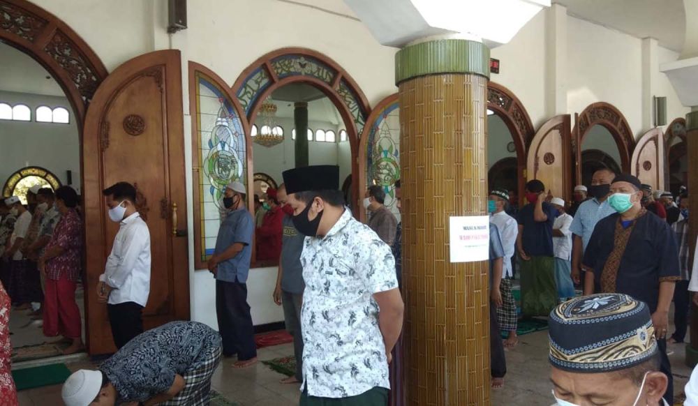 Salat Jumat pertama di Masjid Rahmat Kembang Kuning Surabaya saat masa transisi Pandemi Covid-19 