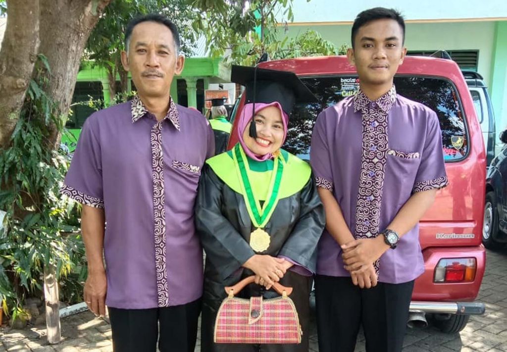 Saminten bersama keluarga saat wisuda S1