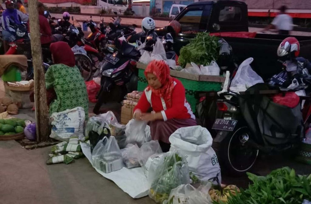 Aktivitas Saminten menjual tempe setiap pagi di Pasar Stasiun Ponorogo
