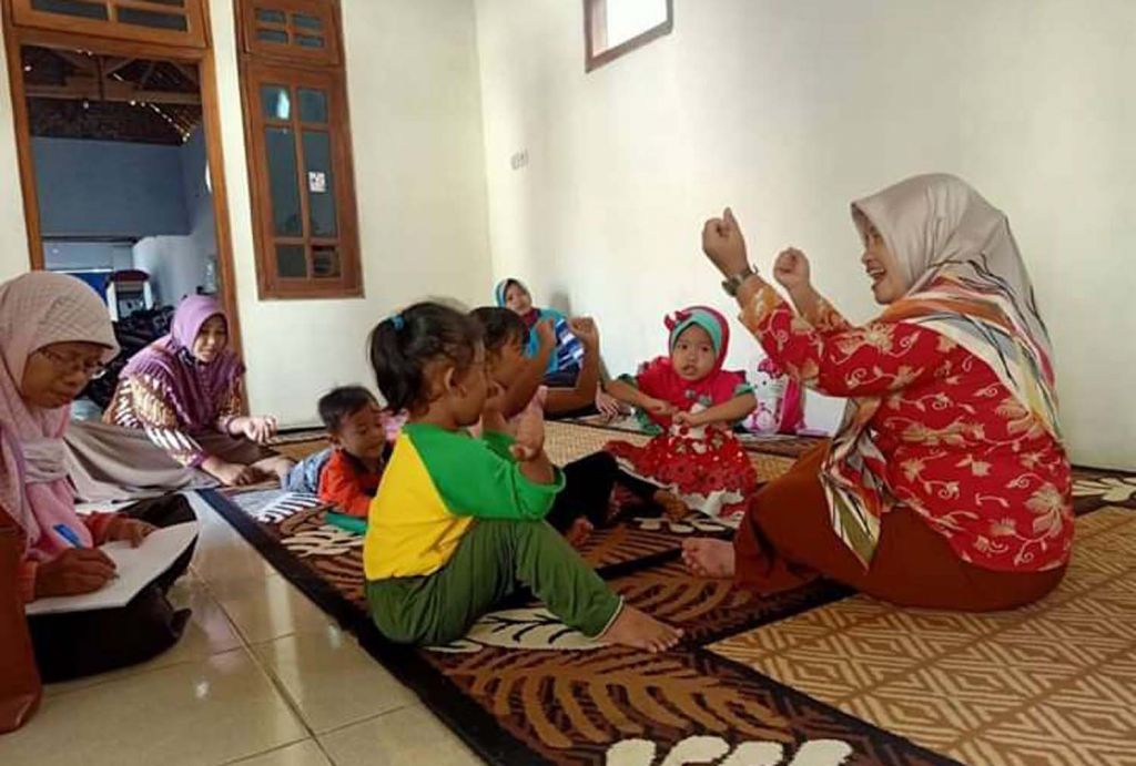 Saminten saat mengajar di playgroup