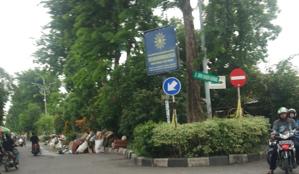 Sampah di Jalan Raya Dukuh Kupang sisi timur