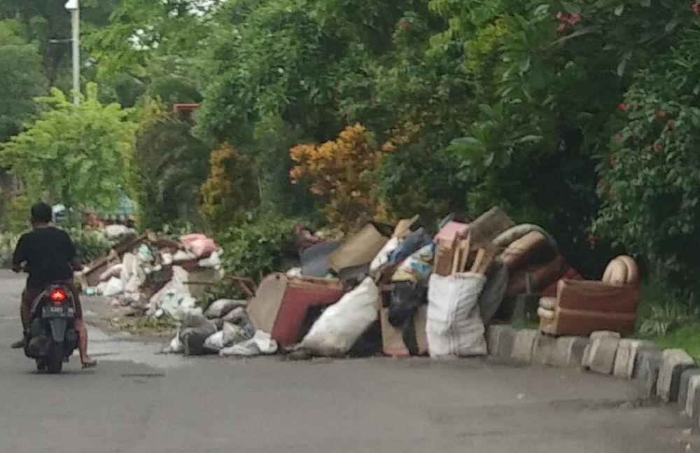 Sampah sempat dibuang di bahu Jalan Raya Dukuh Kupang.