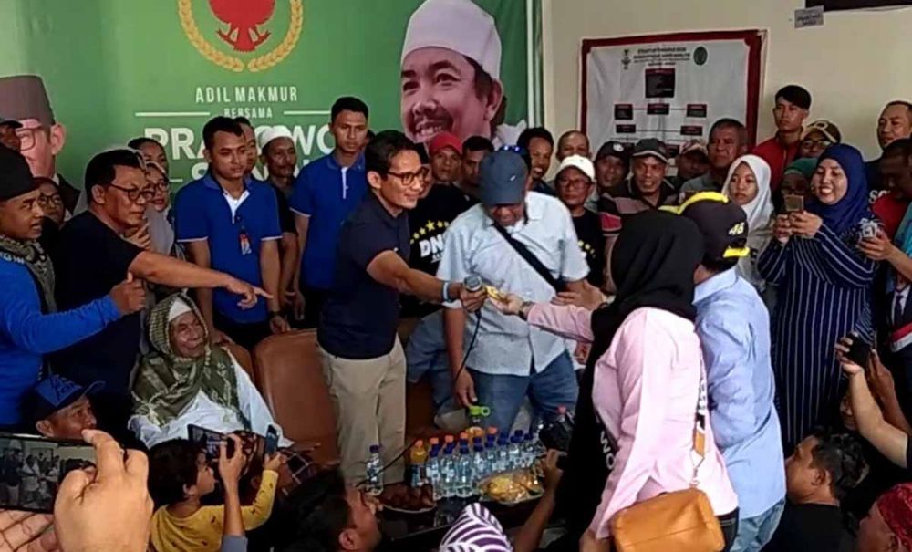 Dicurhati Pendukung di Banyuwangi, Sandiaga Uno Beri Obat 