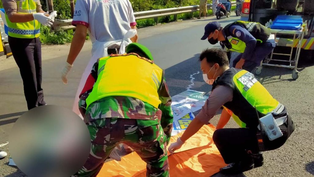 Jenazah santri yang tewas dalam kecelakaan di Pasuruan dievakuasi