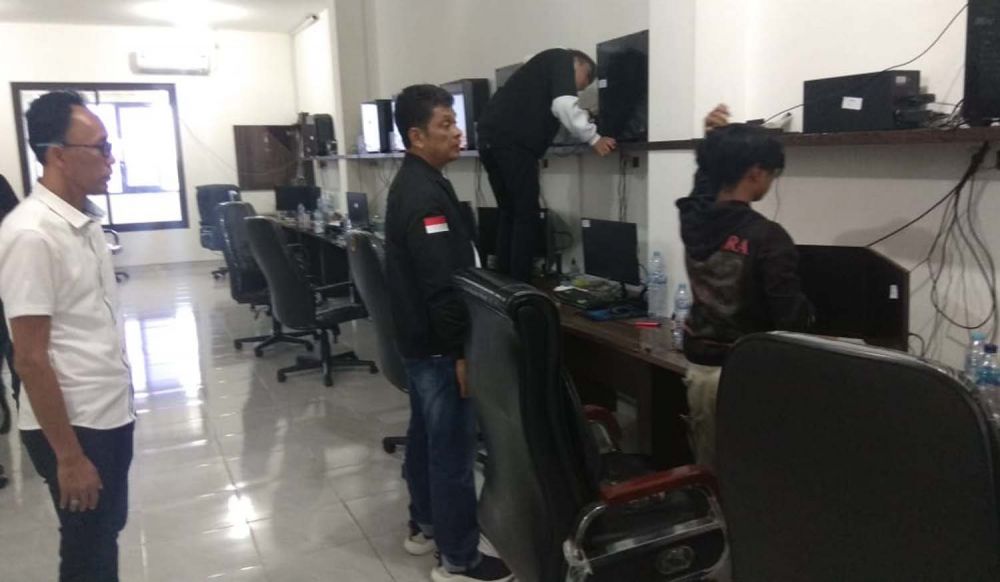 Proses penggerebekan sarang sindikat hacker pembobol kartu kredit di Balongsari Tama, Surabaya