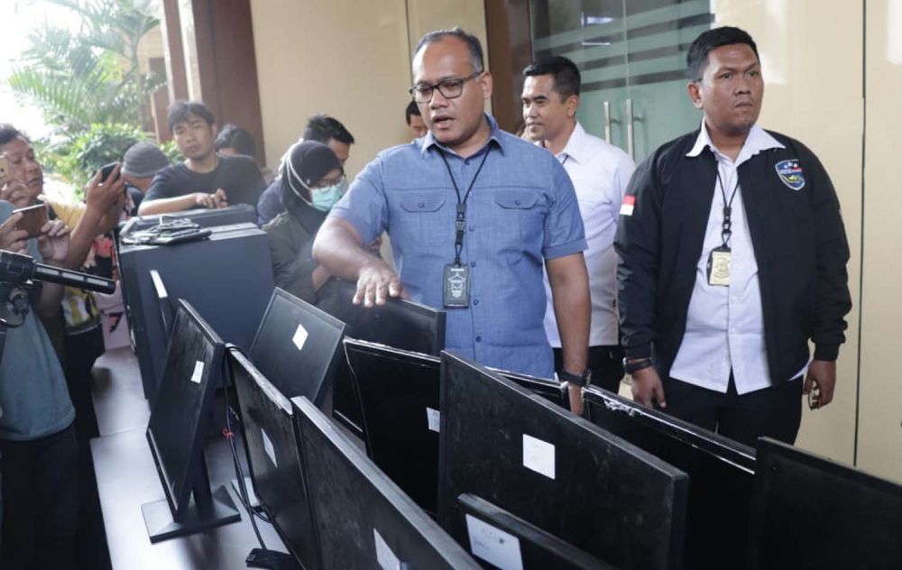 Dirreskrimsus Polda Jatim Kombes Pol Gidion Arif Setyawan menunjukkan barang bukti yang disita dari sarang sindikat hacker di Surabaya