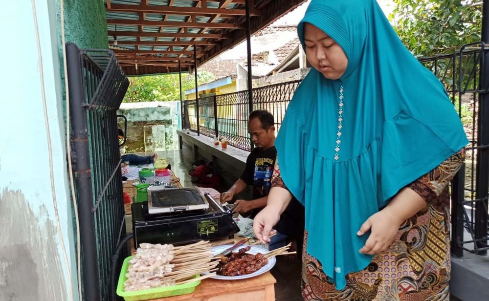 Henri Wiratsongko dan istrinya membuat sate lele di rumahnya Jalan Tangkuban Perahu, Kelurahan Nologaten, Kabupaten Ponorogo