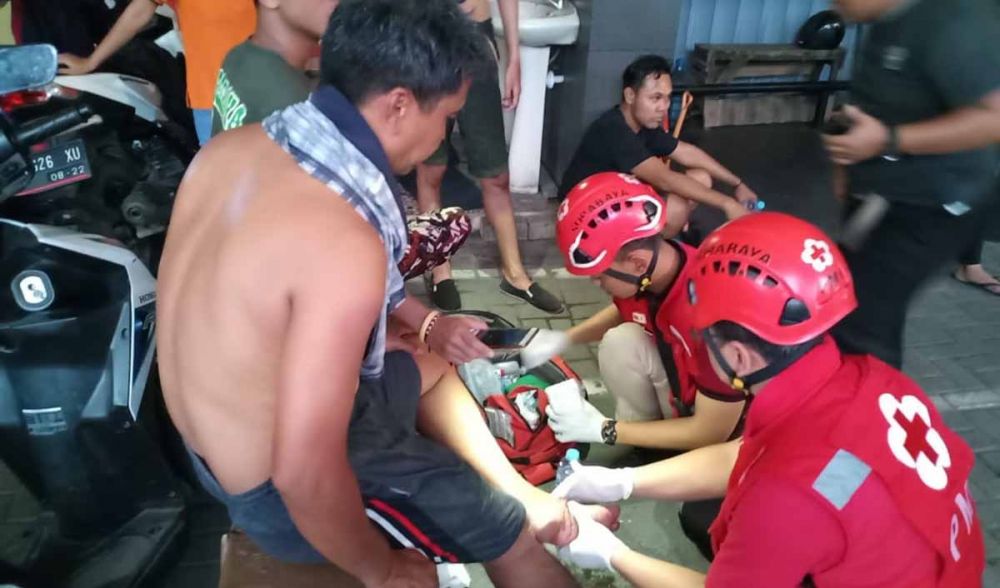 Petugas PMI melakukan pengobatan dalam kebakaran tempat sauna De Berry Karaoke Surabaya