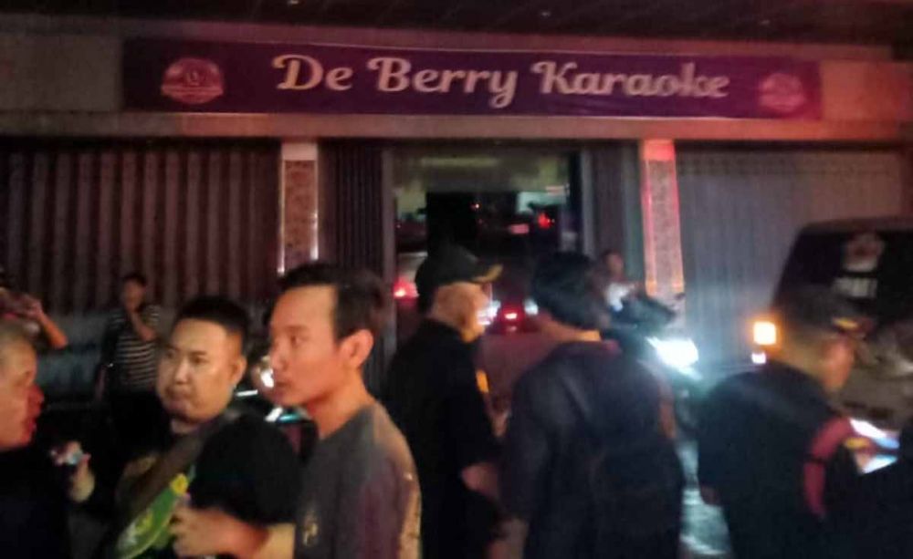 Bagian depan De Berry Karaoke Surabaya