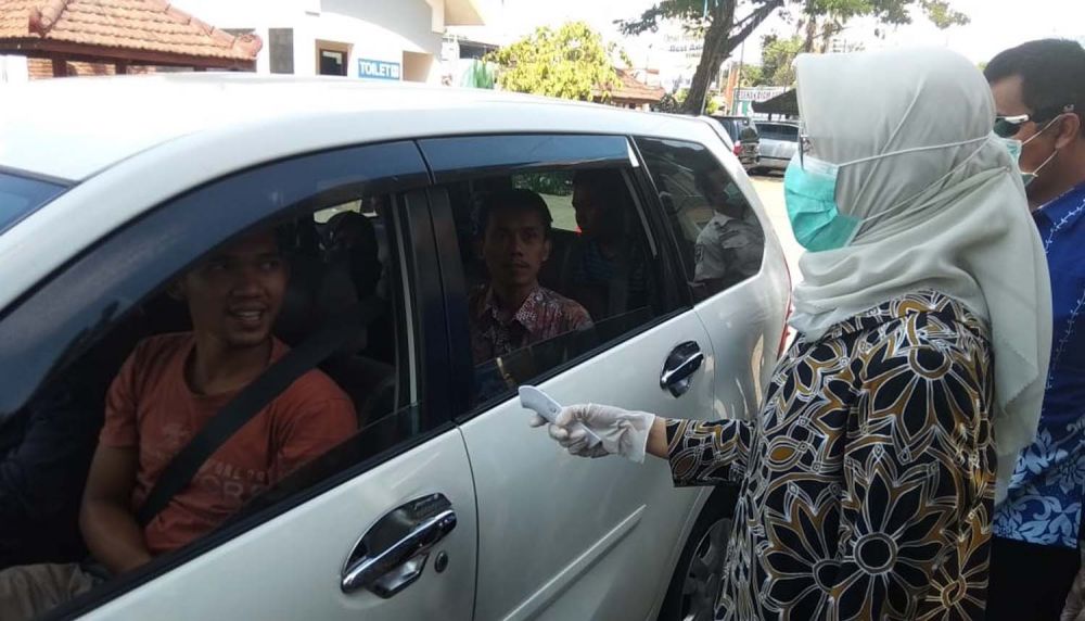Bupati Puput Tantriana Sari mengecek proses screening warga yang masuk Kabupaten Probolinggo