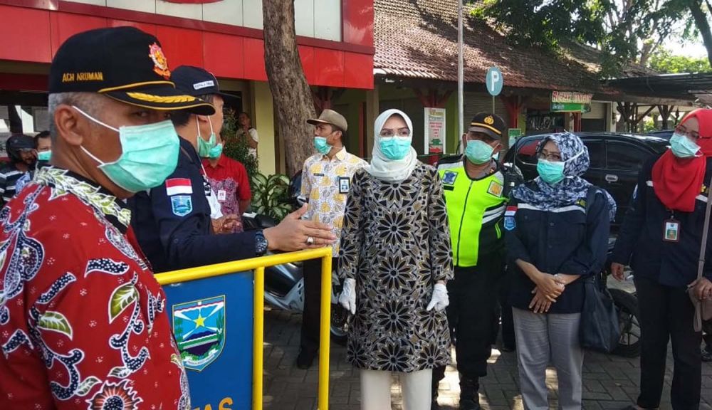 Bupati Puput Tantriana Sari mengecek screening semua warga yang masuk Kabupaten Probolinggo