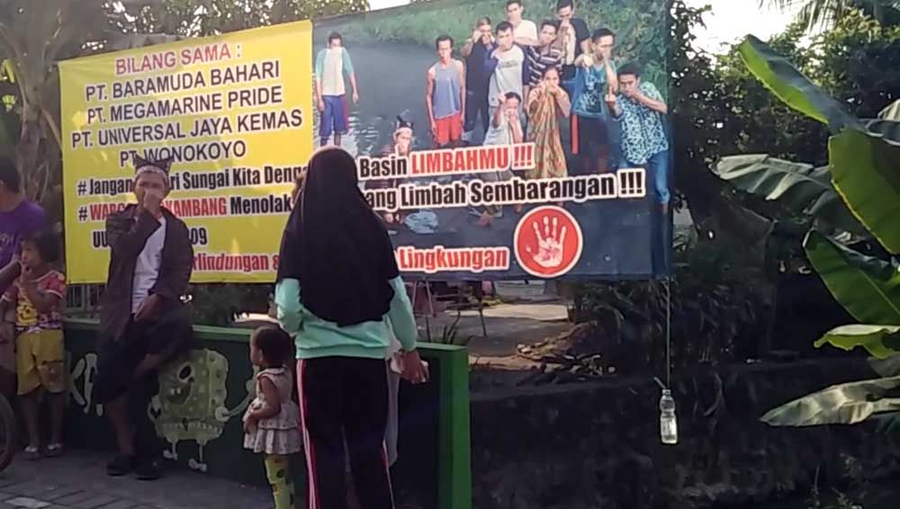 Spanduk penolakan warga Pasuruan terhadap pencemaran sungai