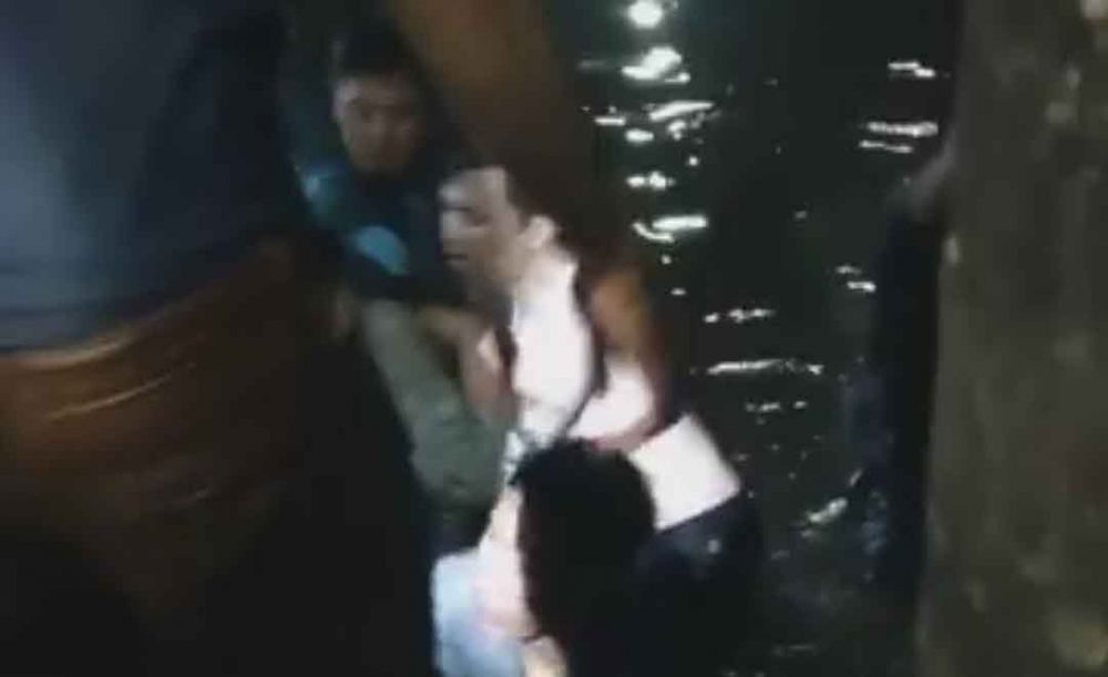 Warga mengevakuasi bocah yang tenggelam di Sungai Pucang Sidoarjo