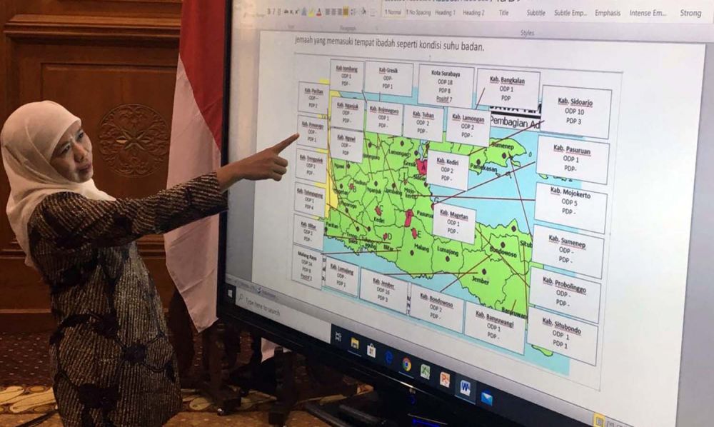 Gubernur Jawa Timur Khofifah Indar Parawansa menunjukkan peta sebaran Virus Corona
