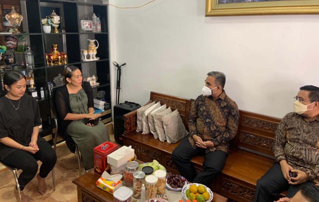 Sekjen DPP Partai Gerindra, Ahmad Muzani bersama Ketua Gerindra Jatim Anwar Sadad saat menemui keluarga kadernya yang meninggal di Gresik