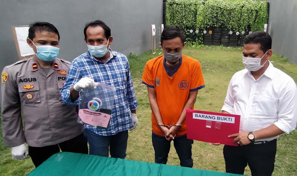 Tersangka dan barang bukti pil ekstasi serta sabu diamankan Unit I Satresnarkoba Polrestabes Surabaya