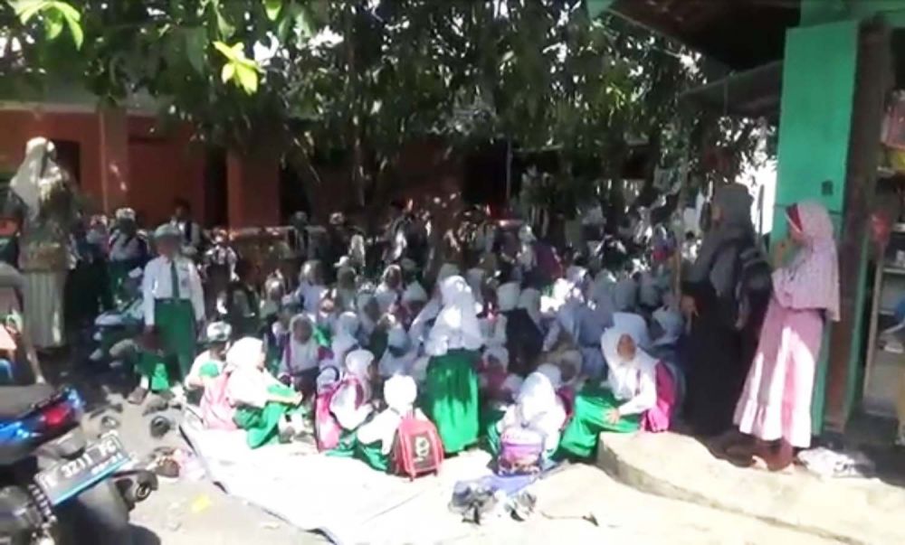 Ratusan murid MI Darul Ulum di Pasuruan terpaksa belajar di luar pagar sekolah