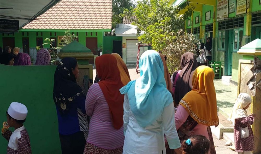 Warga menjebol segel gerbang MI Darul Ulum di Pasuruan setelah para murid 'terusir'