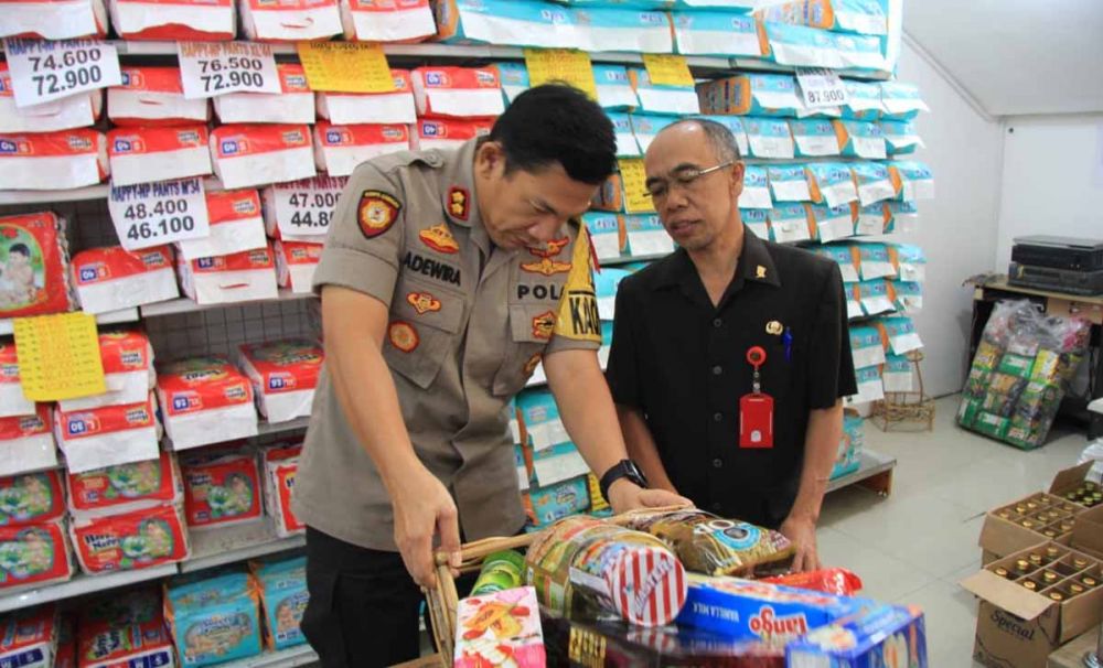 Kapolres Blitar Kota dan Kadinkes mengecek makanan dan minuman